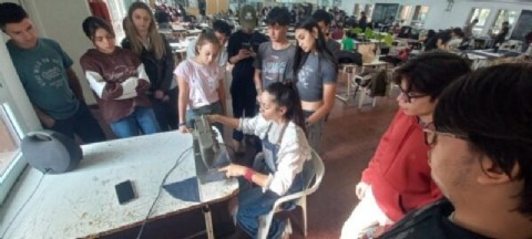 VIDEO | Estudiantes con espíritu emprendedor diseñan sus delantales y proyectan una cooperativa