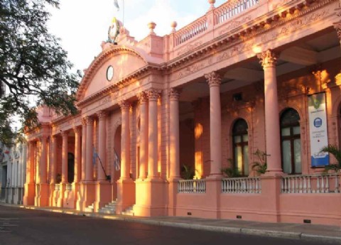 Corrientes anunció un aumento salarial del 10 por ciento y eleva el sueldo inicial por encima del millón de pesos