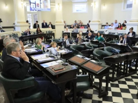 Educación negó el uso de escuelas para sesionar en Santo Tome y Diputados planteó una "cuestión de privilegio"