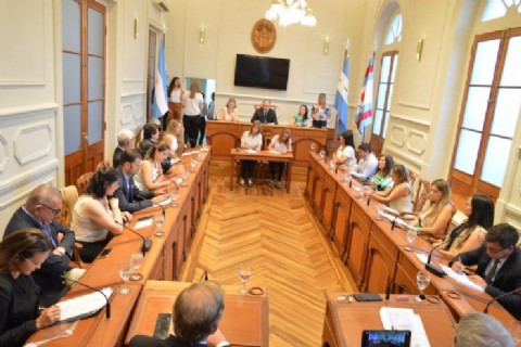 Primera sesión extraordinaria del concejo capitalino: juró la edil Amelia Artaza