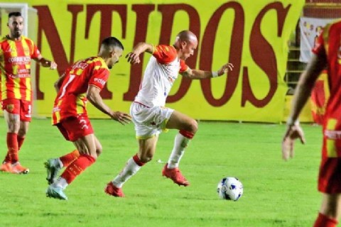 Sarmiento empató sin goles y dejó la punta de la Zona 4