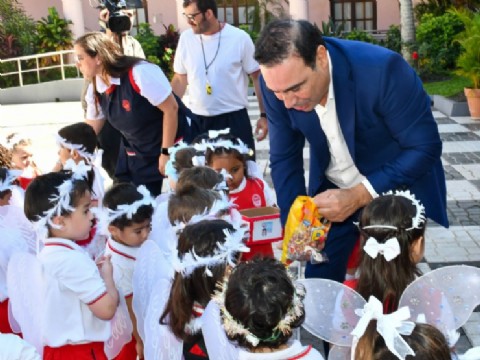 Valdés recibió a niños en el marco del tradicional “Ángeles Somos”