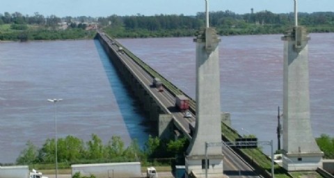 Restringen el tránsito sobre puente internacional Paso de los Libres - Uruguayana, por obras