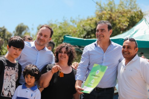 En Goya, Valdés entregó viviendas en la zona de El Remanso y ratificó el compromiso de salvaguardar más familias