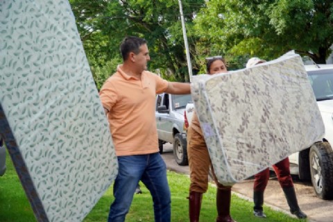 Provincia continúa asistiendo a San Luis del Palmar: 300 personas reciben alimentos, colchones y elementos de limpieza