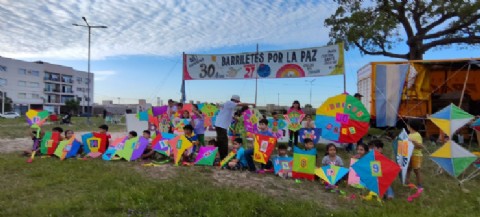 VIDEO | Santiago mantiene viva la tradición de armar barriletes desde el amor para fomentar la paz