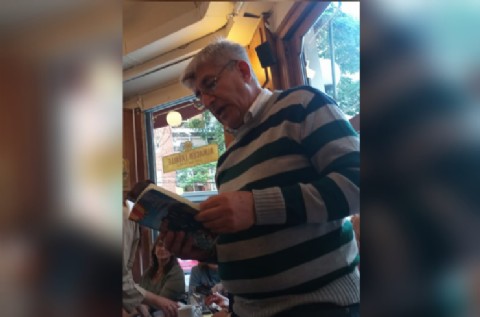 VIDEO | Eusebio Barrios, el escritor sanroqueño que llegó con su libro al histórico Café Tortoni