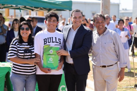 El gobernador Valdés entregó 44 viviendas y anunció la construcción de 30 más en Alvear