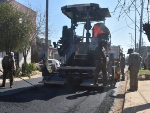 Avanza el asfalto de 72 cuadras del barrio Santa Teresita en Capital