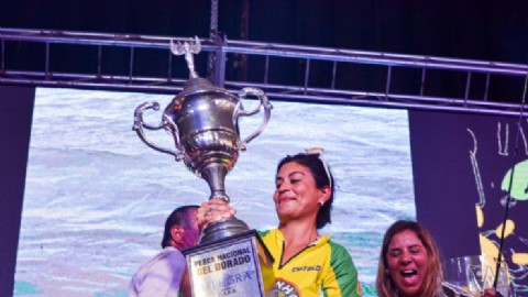 Histórico: una mujer ganó el torneo de pesca, capturó un dorado de más de 15 kilos en Paso de la Patria