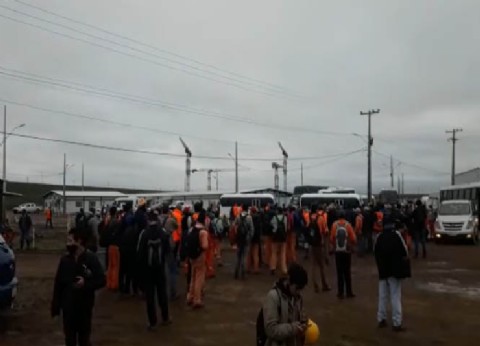 Obreros de Añá Cuá amenazaron con paralizar las obras en reclamo del pago de horas extras