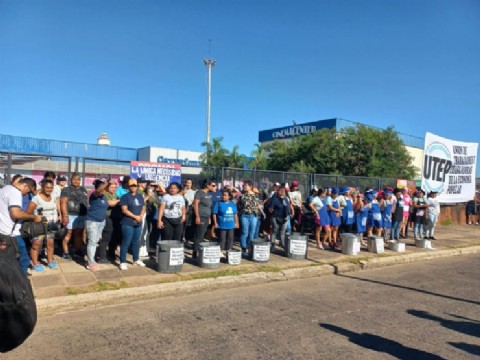 VIDEO | Organizaciones sociales se movilizaron hacia hipermercado por pedido de asistencia de alimentos para comedores