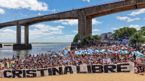 Mujeres y disidencias alzaron la bandera por la libertad de Cristina Fernández en la playa Arazaty