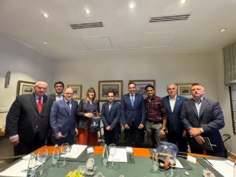 El gobernador Gustavo Valdés expuso el potencial maderero de Corrientes a fin de fortalecer los vínculos comerciales