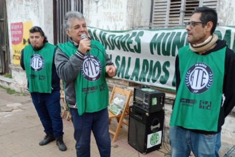Se realizó una protesta de ATE en la puerta de la Caja Municipal de Préstamos para exigir aumento salarial