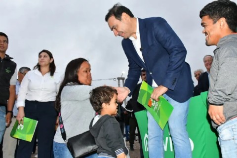 Valdés garantizó la continuidad de las inversiones en viviendas para las familias correntinas