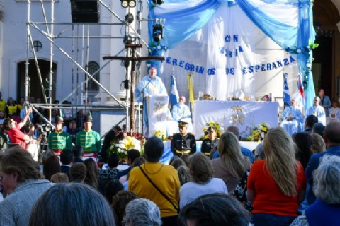 El Gobierno acompañó la procesión de la Virgen de la Merced y la histórica imposición del Palio Arzobispal a Larregain
