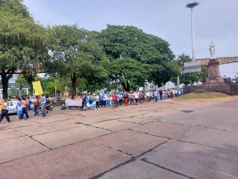 Histórica movilización con corte de puente de docentes autoconvocados "en reclamo a un salario digno y en blanco"