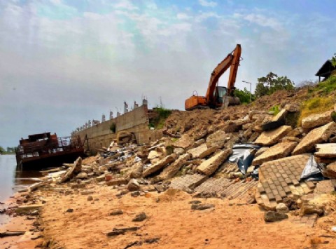 Esquina: inició la reconstrucción de la costanera a 8 meses de su derrumbe por intensas lluvias