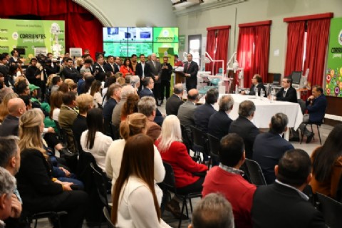 El gobernador Gustavo Valdés entregó equipamiento hospitalario por un millón de dólares