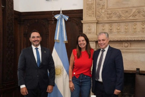 Valdés firmó el pago de la deuda de Anses con Corrientes por 40.000 millones