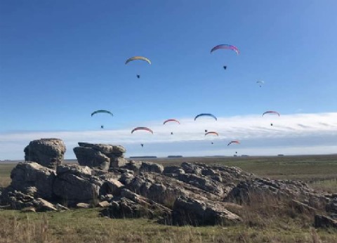 VIDEO | Mercedes: más de 30 pilotos de parapente realizaron atractivas destrezas sobre la piedra Itá Pucú