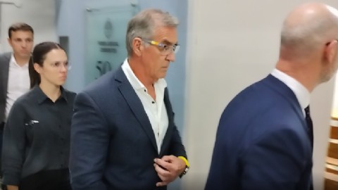 El Superior Tribunal revocó sobreseimiento por abuso sexual al considerar que el acusado era funcionario público