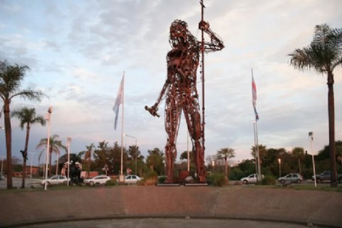 Capital: ediles piden informes sobre la restauración y reposición del monumento al Teniente Andrés Guacurarí