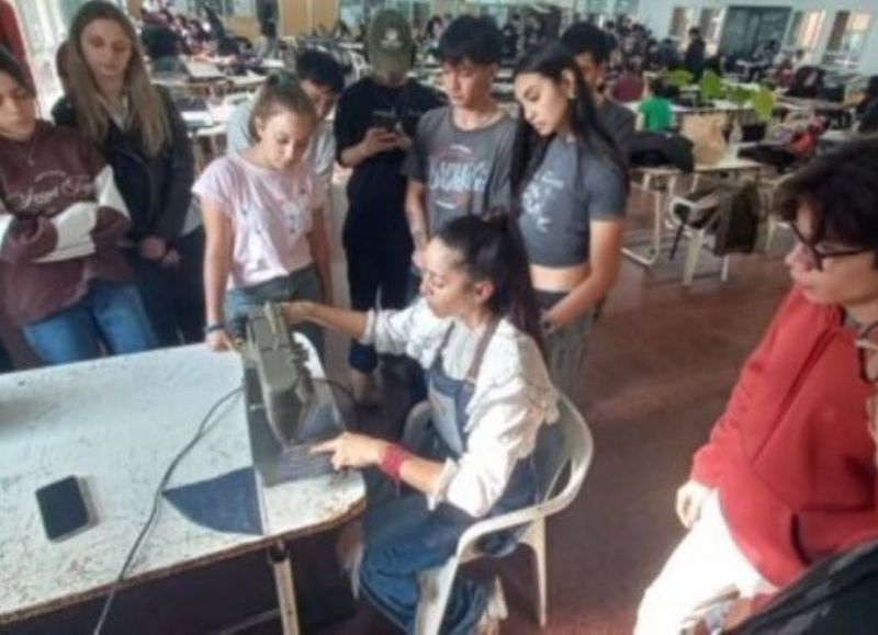 VIDEO | Estudiantes con espíritu emprendedor diseñan sus delantales y proyectan una cooperativa