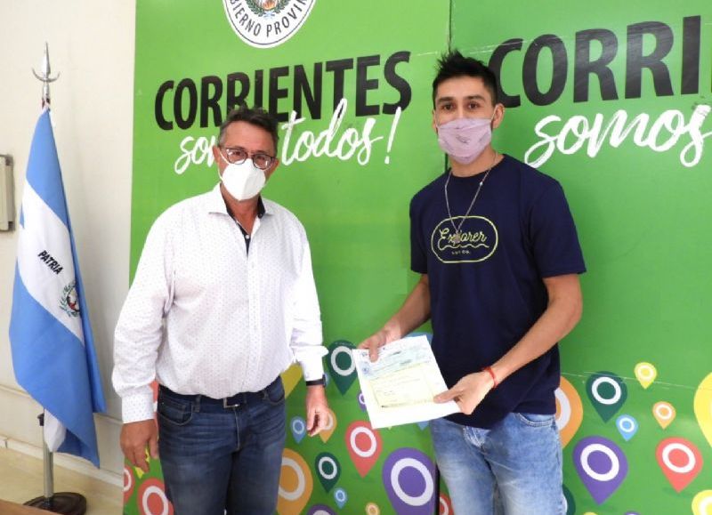 Abandonado por su comunidad, el atleta Carlos Layoy recibió la beca deportiva de la Provincia
