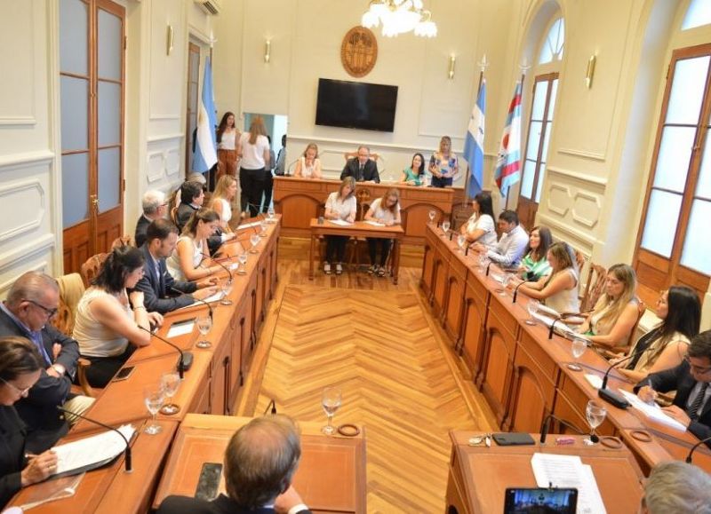 Primera sesión extraordinaria del concejo capitalino: juró la edil Amelia Artaza