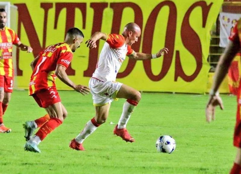 Sarmiento empató sin goles y dejó la punta de la Zona 4