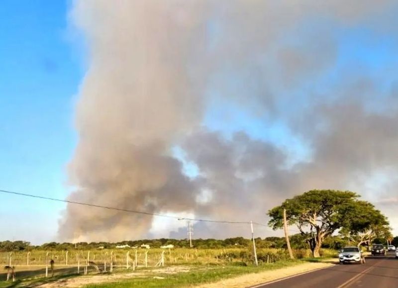 Se reavivó un incendio camino a Santa Ana y hay viviendas en riesgo