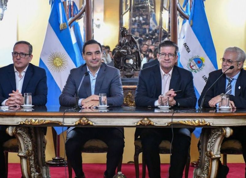 Valdés entregó subsidios a bomberos voluntarios e instó a tomar conciencia del cambio climático