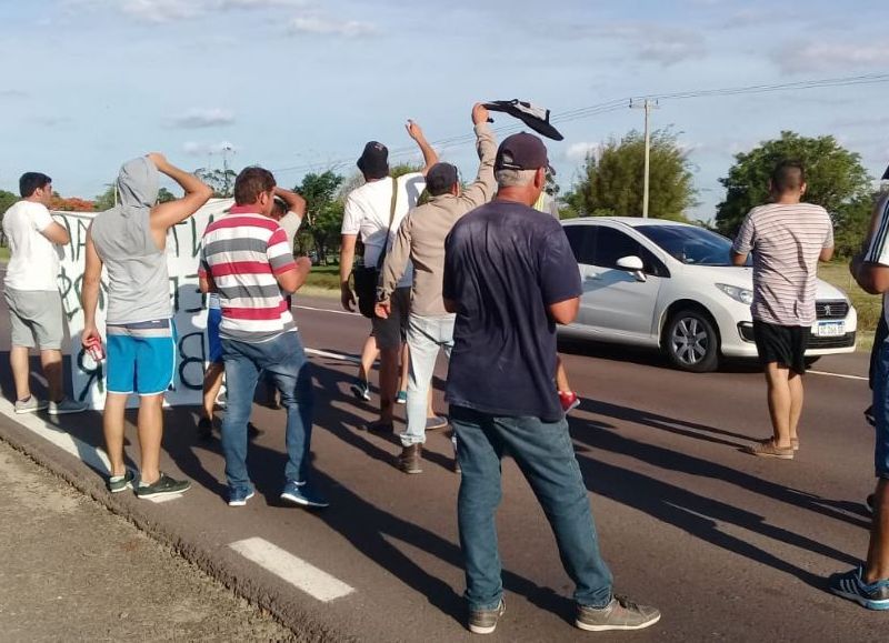 Obreros cortan la ruta por falta de pago de sus haberes: "No sabemos qué hacer, estamos desesperados"