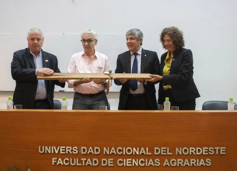 Juan Carlos Pallarols recibió trozos de madera correntina para la creación del bastón presidencial