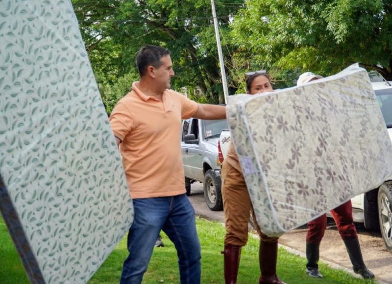 Provincia continúa asistiendo a San Luis del Palmar: 300 personas reciben alimentos, colchones y elementos de limpieza