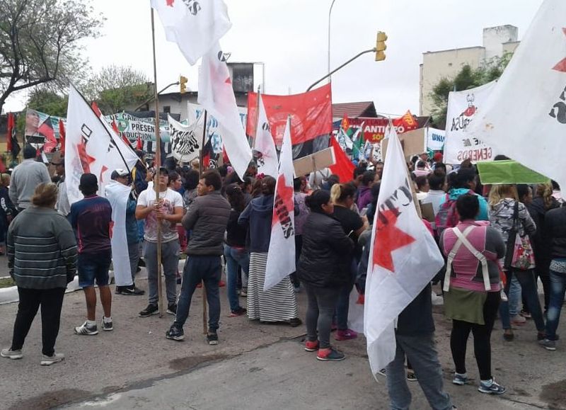 Trabajadores cortaron el puente Chaco – Corrientes y paralizaron todos los servicios