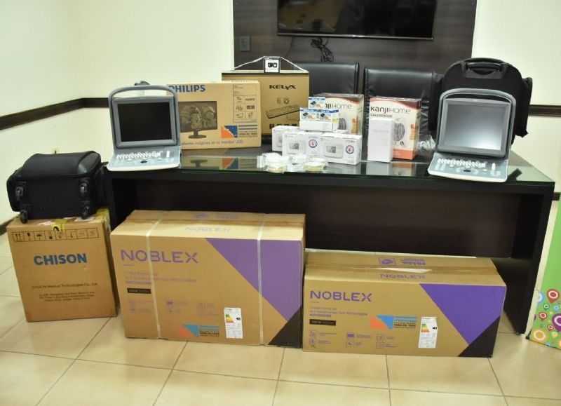 El ministro Ricardo Cardozo entregó equipos e insumos a centros de salud del interior