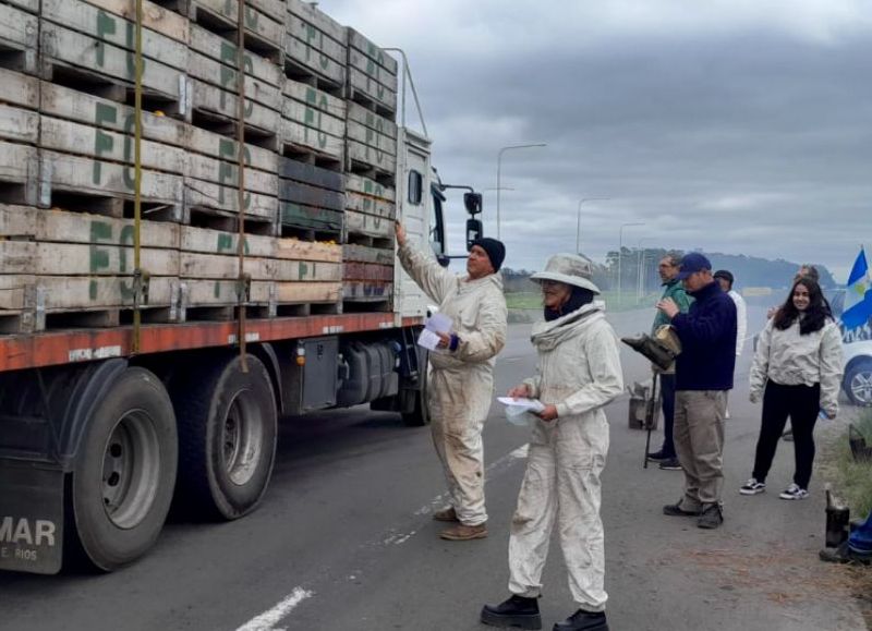 Protesta de apicultores en reclamo a la actualización del precio de la miel