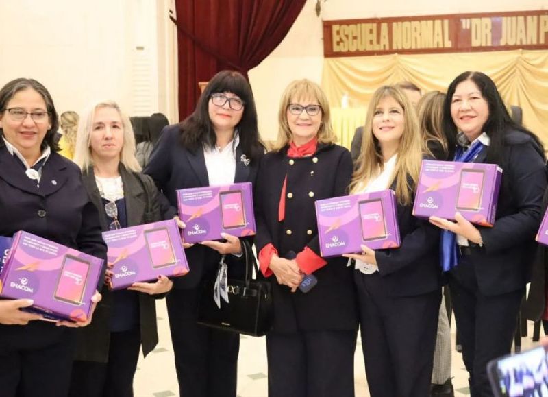 Educación entregó tablets a directivos de escuelas capitalinas