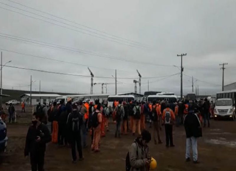 Obreros de Añá Cuá amenazaron con paralizar las obras en reclamo del pago de horas extras