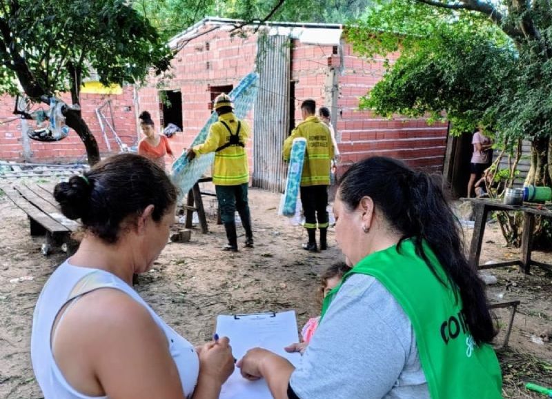 La Provincia continúa asistiendo a las familias afectadas por el temporal en Mburucuyá