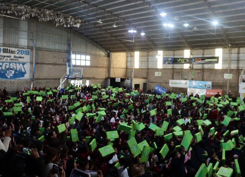 Educación entregó equipos del programa Incluir Futuro a estudiantes de Curuzú Cuatiá