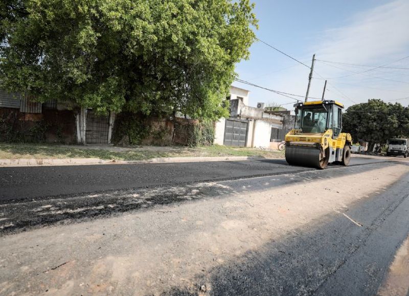 Valdés recorrió obras de pavimentación en el barrio Antártida Argentina