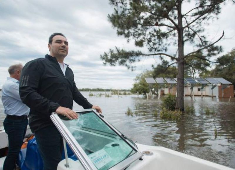 Gustavo Valdés recorrió las zonas afectadas por la creciente en Ituzaingó y la Isla Apipé