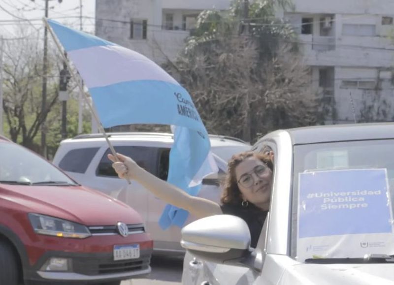 Multitudinario reclamo universitario: la movilización ya partió desde Resistencia hacia Corrientes