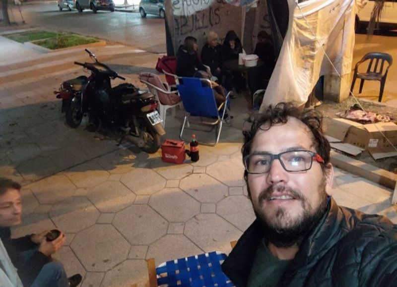 VIDEO | Viaja en moto desde Buenos Aires hasta la provincia para reclamar por sus hijos