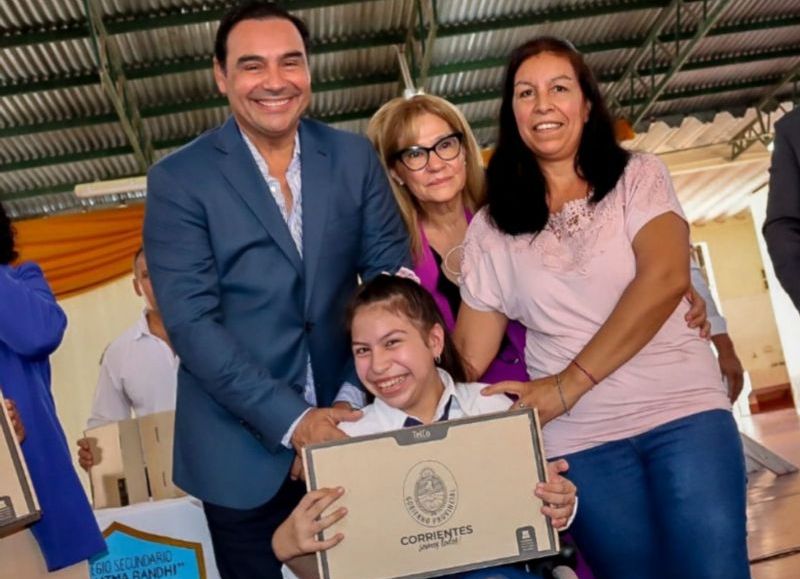 Valdés apuesta al conocimiento: inauguró refacciones escolares y entregó notebooks en Yatay Ti Calle