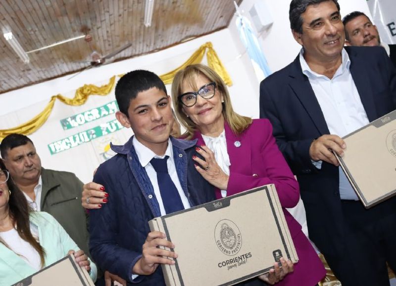 Alumnos de Felipe Yofre recibieron netbooks del programa provincial